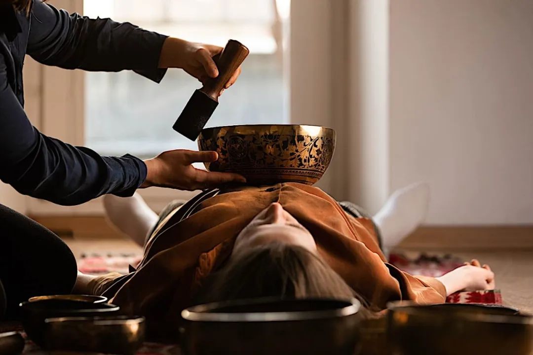 睡眠疗愈师常用的颂钵音疗怎么操作?